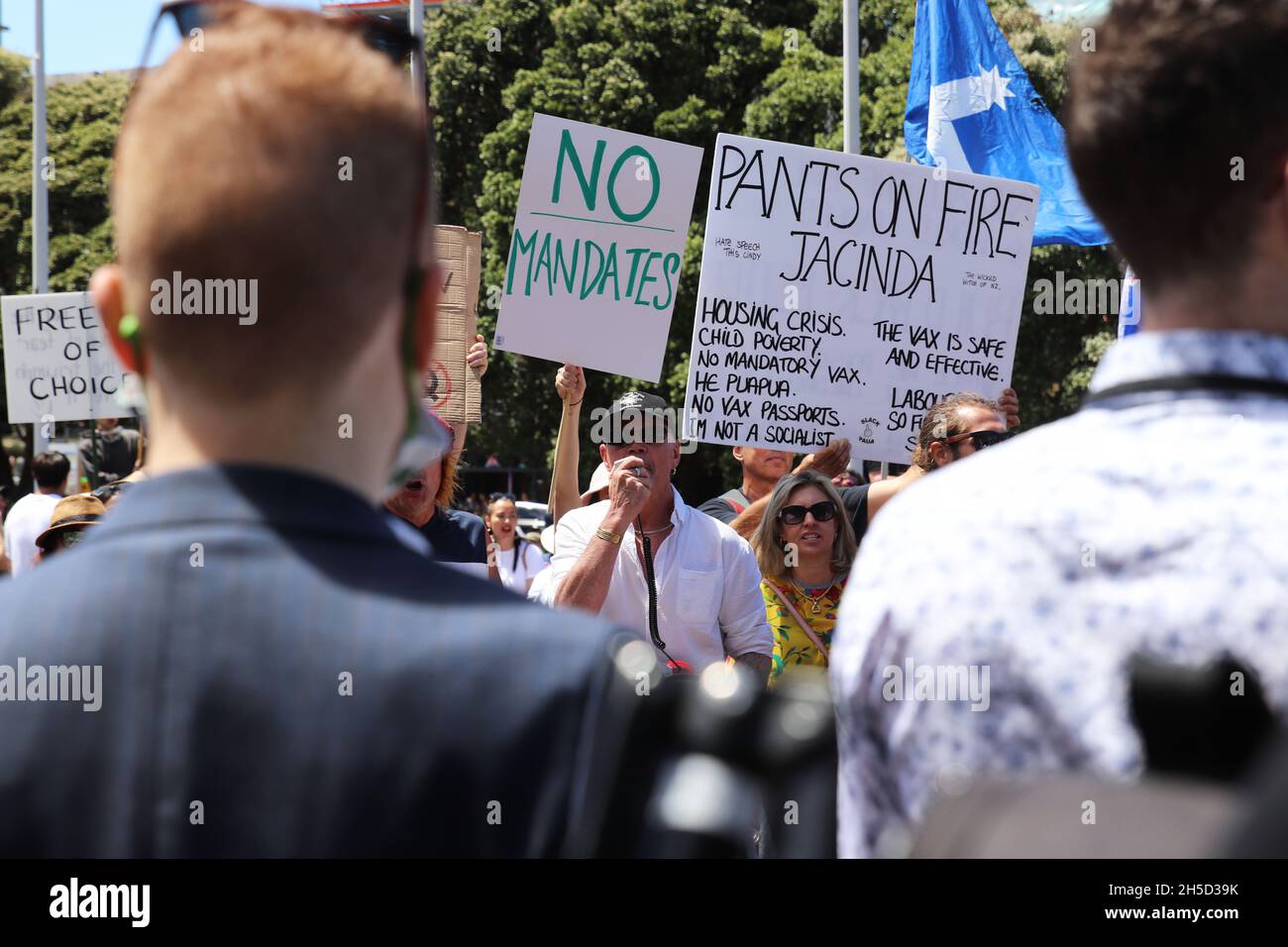 Wellington, Nouvelle-Zélande.9 novembre 2021 : les manifestants crient les insultes et les menaces aux médias après s'être présentés au Parlement organisé par la Coalition pour les libertés et les droits pour appeler à la fin des mandats de vaccination et des restrictions au confinement de Covid-19 à Wellington, en Nouvelle-Zélande.Crédit : Lynn grief/Alamy Live News Banque D'Images