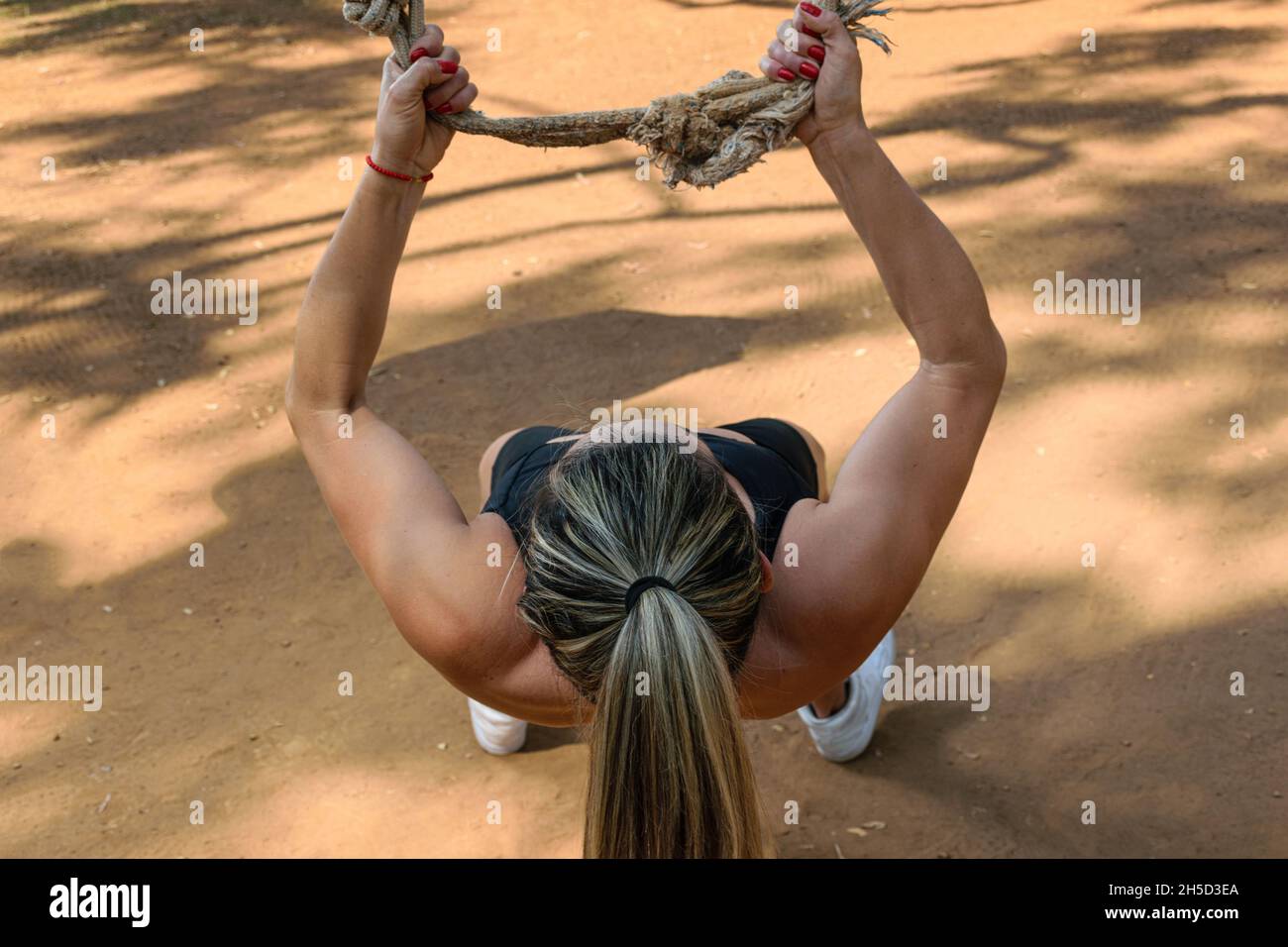 42 ans entraînement brésilien biceps et dos à l'aide d'une corde. Banque D'Images