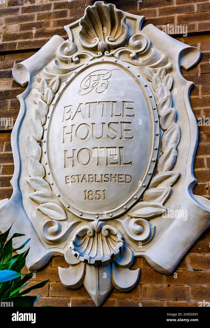 Une plaque est accrochée au mur de l'historique Battle House Hotel, le 6 novembre 2021, à Mobile, Alabama. Banque D'Images