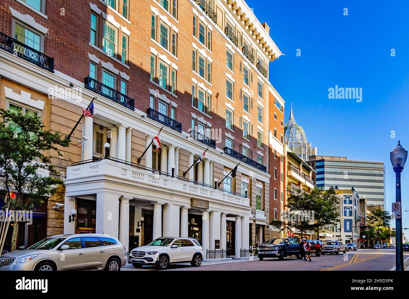 Les porteurs revêtus de rouge déchargent leurs bagages pour les voyageurs à l'historique Battle House Hotel, le 6 novembre 2021, à Mobile, Alabama. Banque D'Images