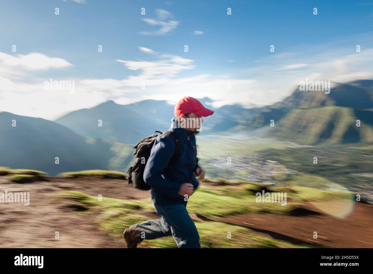 Homme courant avec vue sur la montagne comme arrière-plan Banque D'Images