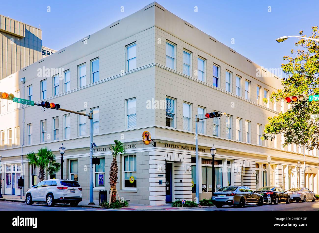 Le Staples Pake Building, également connu sous le nom d'Emanuel Building, abrite aujourd'hui le Ruby Slipper Cafe sur Royal Street, le 6 novembre 2021, à Mobile, Alabama. Banque D'Images