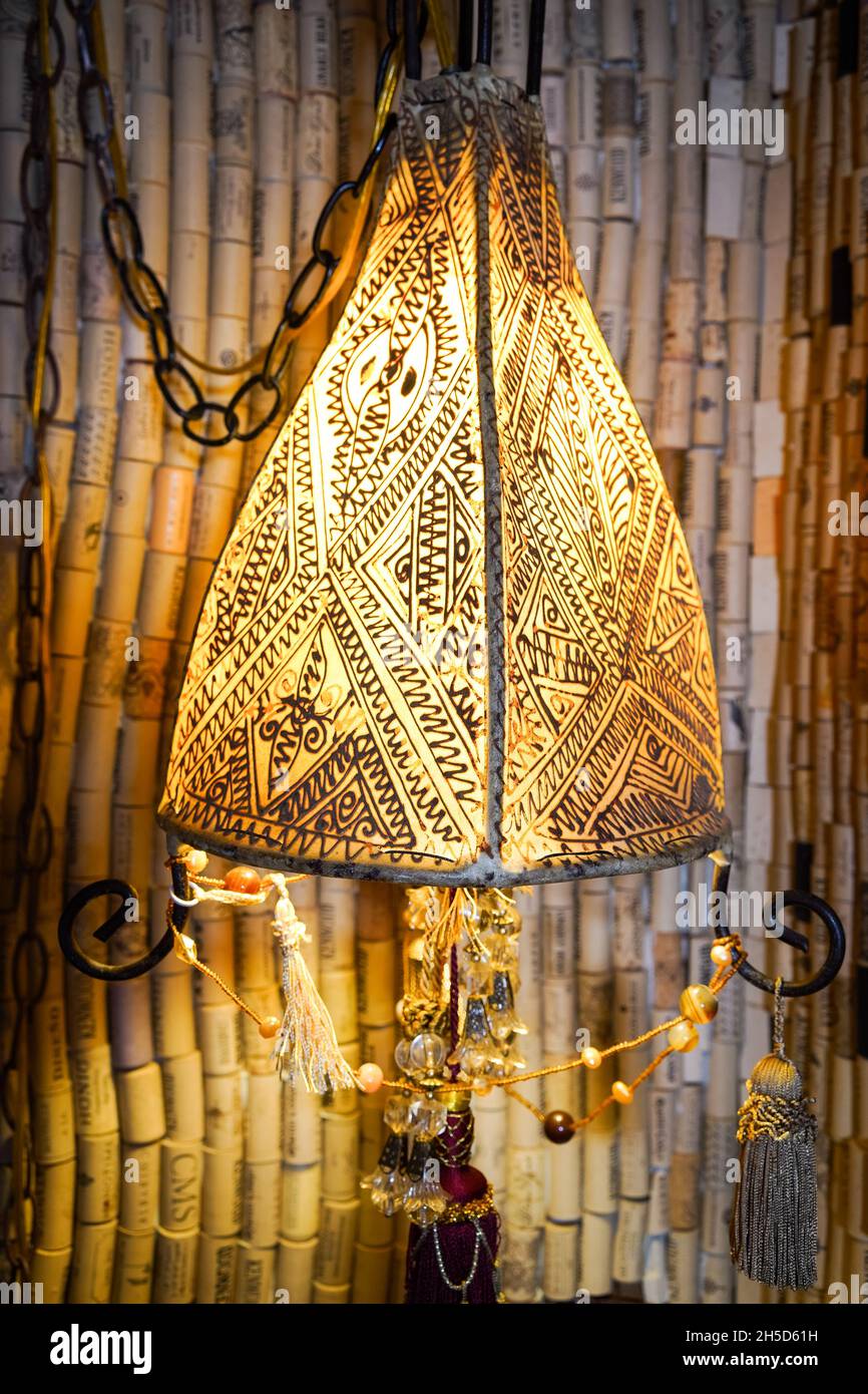 Lampe ambre de style ancien dans le Bed and Breakfast Banque D'Images