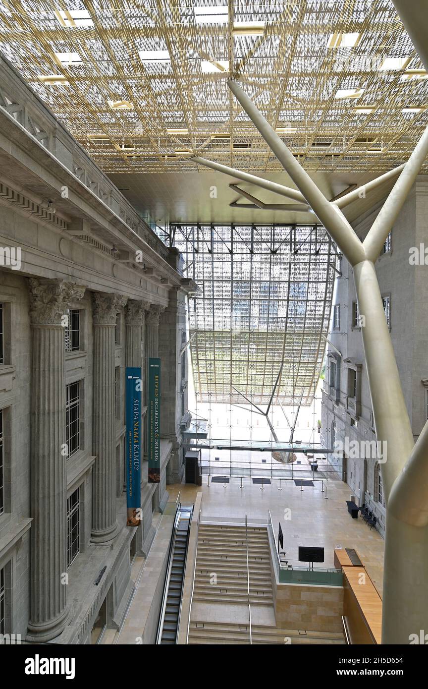 Padang Atrium, National Gallery Singapore, avec l'aile de l'hôtel de ville sur la gauche et l'ancienne Cour suprême sur la droite Banque D'Images