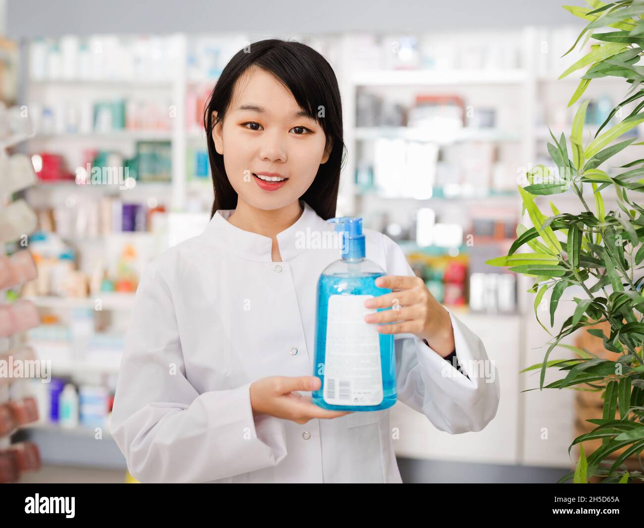 La pharmacienne chinoise offre un agent antibactérien en pharmacie moderne Banque D'Images