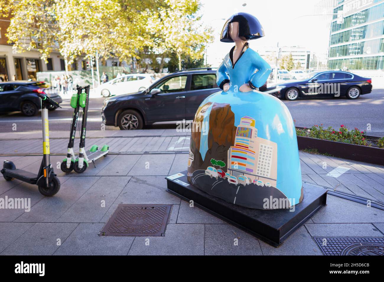 Madrid, Espagne.08 novembre 2021.Une sculpture de 'Mininas' par l'artiste Antonio Azzato est exposée avec le titre Madrid Riaño, lors de la quatrième édition de 'Mininas Madrid Gallery', une galerie d'art en plein air à travers les rues du centre de Madrid.Crédit : SOPA Images Limited/Alamy Live News Banque D'Images