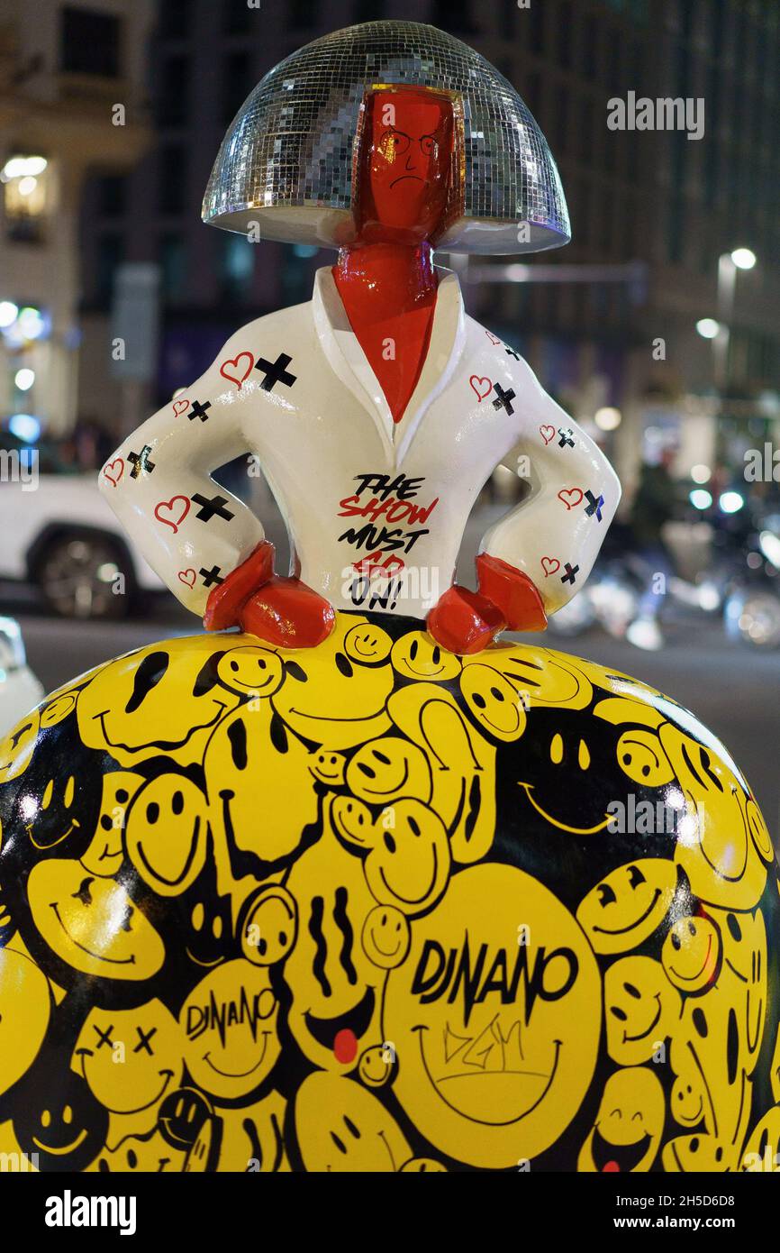 Madrid, Espagne.08 novembre 2021.Une sculpture de 'Mininas' par l'artiste DJ Nano est exposée lors de la quatrième édition de 'Mininas Madrid Gallery', une galerie d'art en plein air dans les rues du centre de Madrid.Crédit : SOPA Images Limited/Alamy Live News Banque D'Images