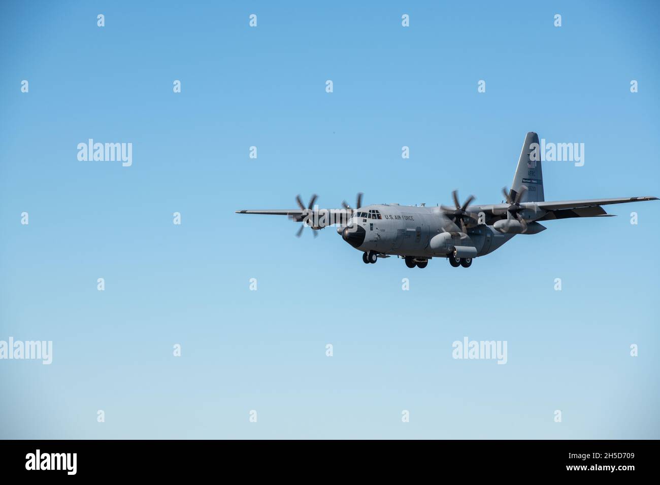 Un avion super Hercules WC-130J affecté au 53e Escadron de reconnaissance météorologique, Hurricane Hunters, à la base aérienne de Keesler, au Muns, se prépare à atterrir après un vol d'entraînement de routine du 8 novembre 2021.L'unité fait partie de la 403e Escadre de la Réserve de la Force aérienne.(É.-U.Photo de la Force aérienne par le sergent d'état-major.Kristen Pittman) Banque D'Images