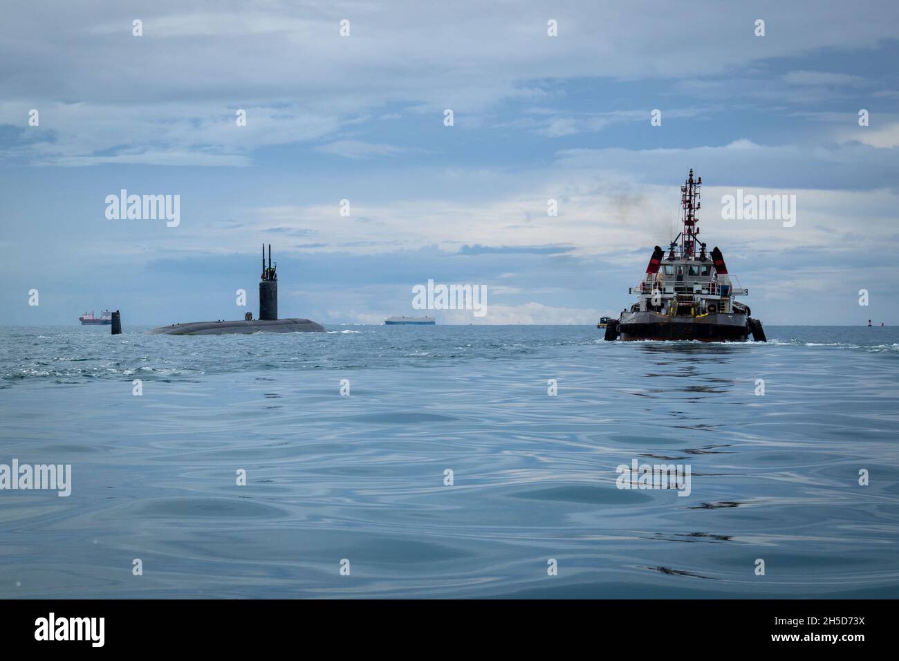 SAIPAN (octobre23, 2021) le sous-marin d'attaque rapide de classe Los Angeles USS Hampton (SSN 767) part de l'île de Saipan, Commonwealth des îles Mariannes du Nord, octobre 23.SOUS-MARIN était à côté de l'appel d'offres sous-marin USS Frank Cable (AS 40) pour participer à un exercice de manutention d'armes impliquant le transfert d'une forme d'entraînement MK-48.Frank Cable est en patrouille et effectue l'entretien et la logistique expéditionnaires à l'appui de la sécurité nationale dans la zone d'opérations de la 7e flotte.(É.-U.Navy photo by Mass communication Specialist 1st Class Jonathan B. Trejo/Released) Banque D'Images