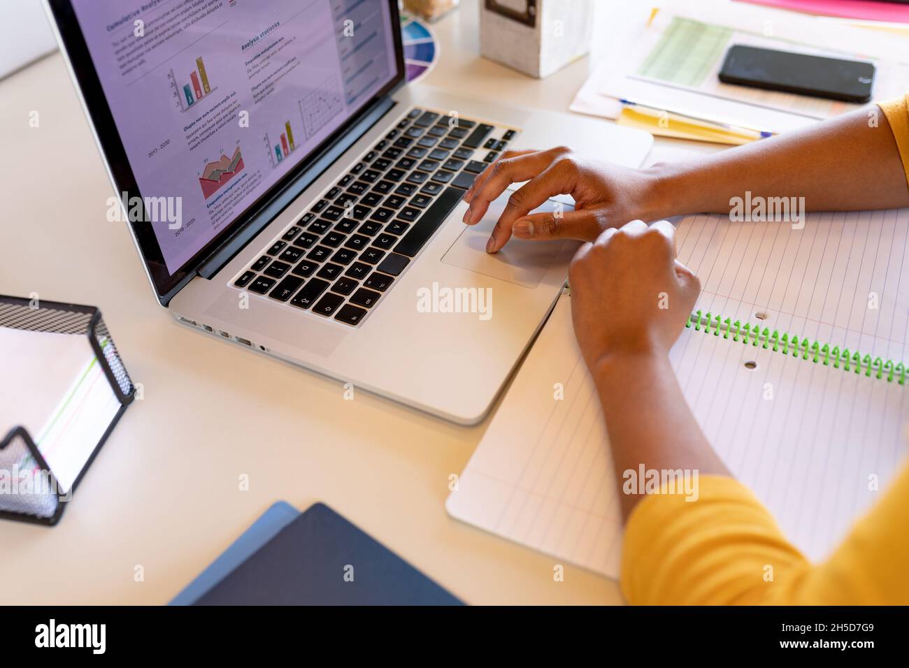 Les mains d'une femme d'affaires travaillant sur un ordinateur portable au bureau dans un bureau créatif Banque D'Images