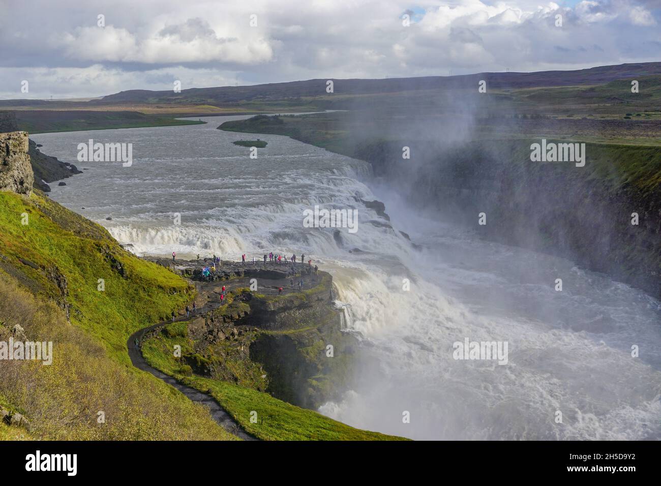 Sud-Ouest de l'Islande : les visiteurs sur une mauvaise vue à Gullfoss (Golden Falls), la plus célèbre cascade d'Islande. Banque D'Images