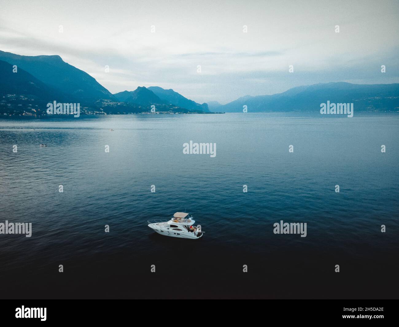 une vue superbe sur le lac de garde Banque D'Images
