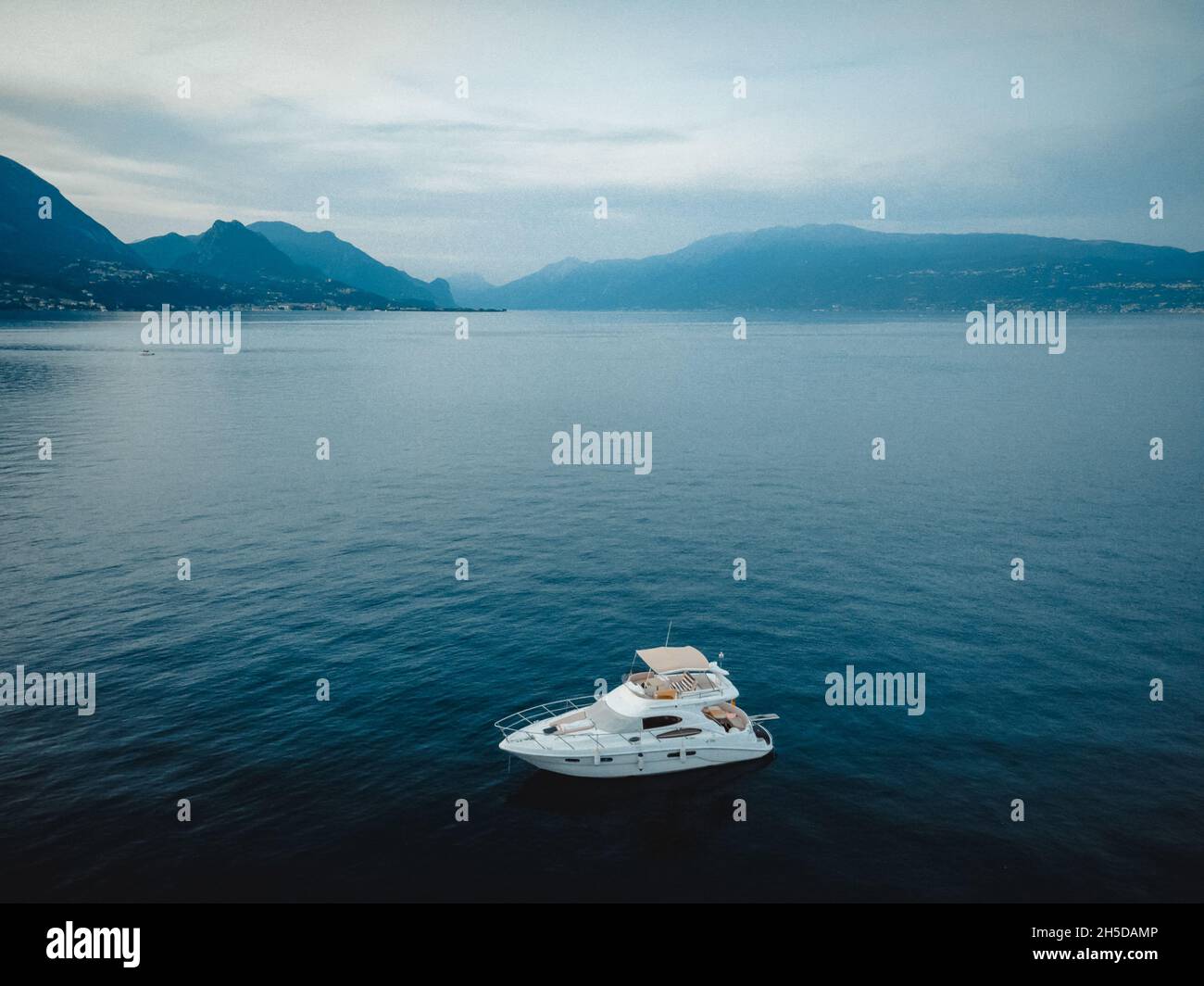 une vue superbe sur le lac de garde Banque D'Images