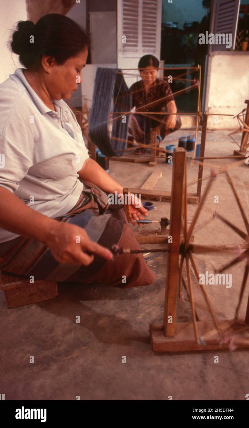 Laos: Soie de filature à Lao textiles, Vientiane.Lao textiles est une salle d'exposition et un atelier de tissage basé à Vientiane, au Laos.L'entreprise a été fondée par American, Carol Cassidy en 1990, et produit une large gamme de textiles tissés à la main en soie, y compris le brocart, les tentures murales de tapisserie et les tissus de rideaux. Banque D'Images