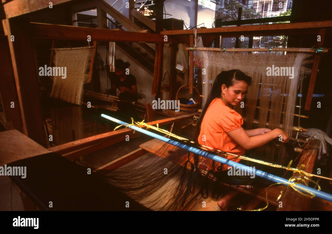 Laos : tisserand à Lao textiles, Vientiane.Lao textiles est une salle d'exposition et un atelier de tissage basé à Vientiane, au Laos.L'entreprise a été fondée par American, Carol Cassidy en 1990, et produit une large gamme de textiles tissés à la main en soie, y compris le brocart, les tentures murales de tapisserie et les tissus de rideaux. Banque D'Images