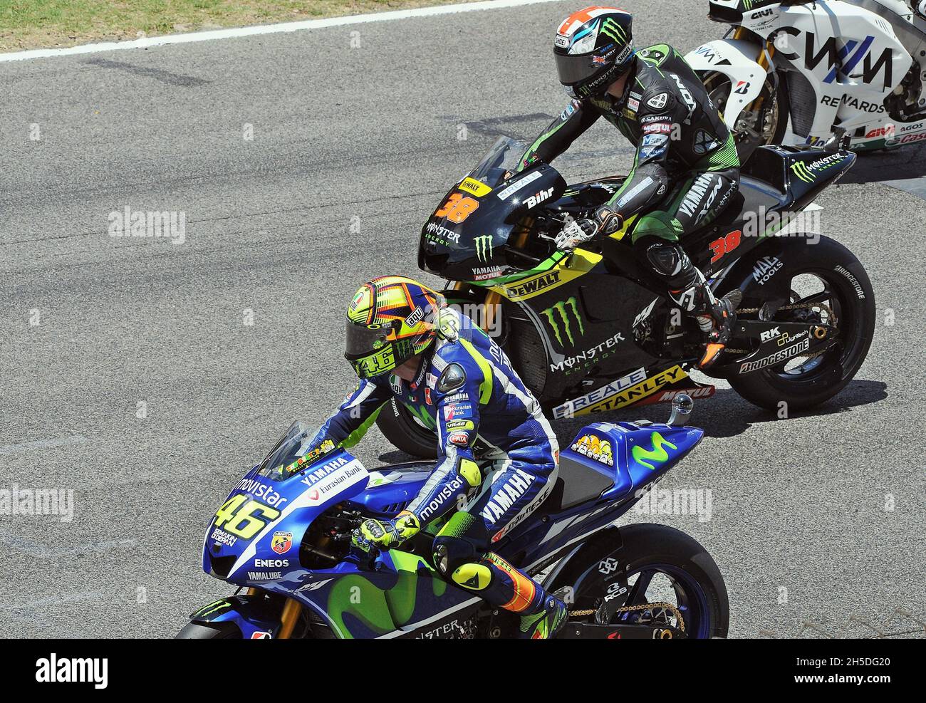 Bradley Smith et Valentino Rossi MotoGP 2015 sur le circuit Barcelone Catalunya, Montmeló, Espagne Banque D'Images