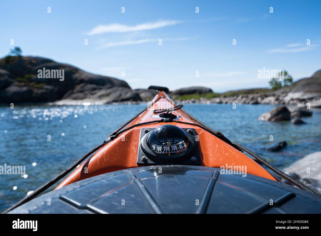 Kayak sur l'île de Rysklobben, Inkoo, Finlande Banque D'Images