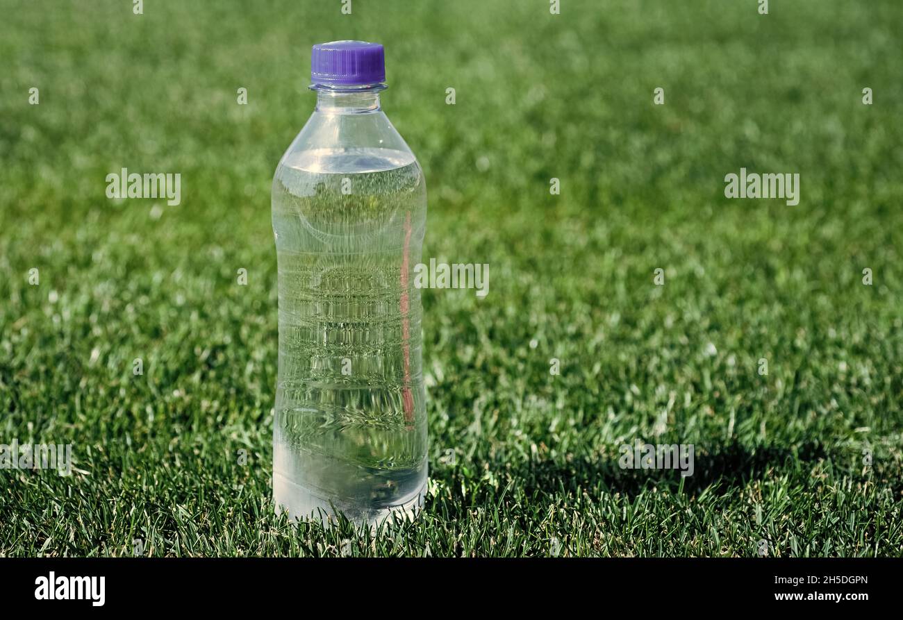 bouteille d'eau sur l'herbe verte. sport et remise en forme. boisson saine. conservation de l'environnement mondial. les déchets de plastique doivent être recyclés. frais et propres. sensation Banque D'Images