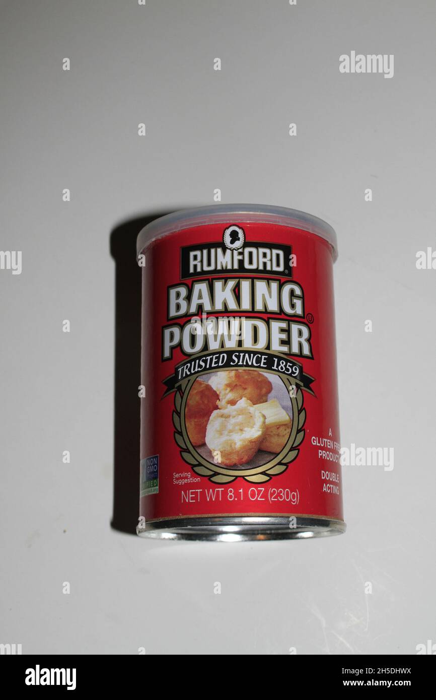 Rumsford Baking Powder shot gros plan avec une étiquette rouge et un fond blanc au Kansas Banque D'Images