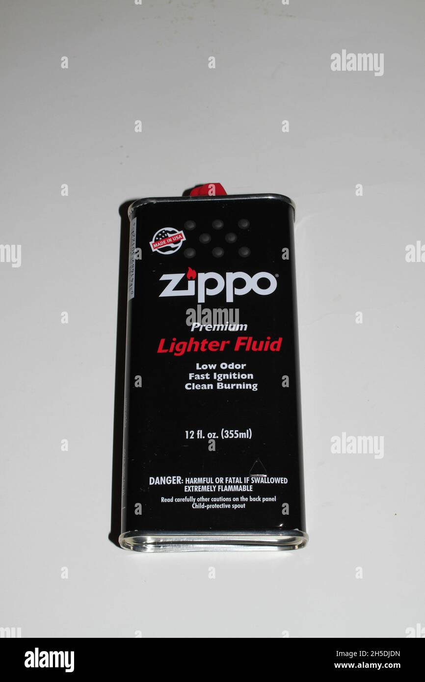 Zippo Lighter Fluid a réalisé un gros plan lumineux et coloré au Kansas. Banque D'Images