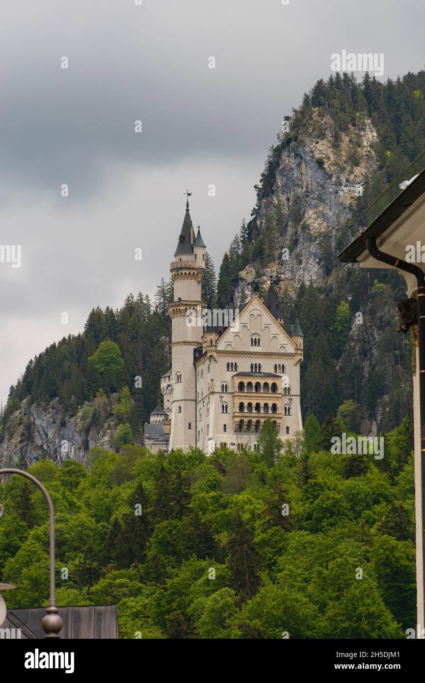 26 mai 2019 Fussen, Allemagne - Château de Neuschwanstein dans les montagnes alpines Banque D'Images