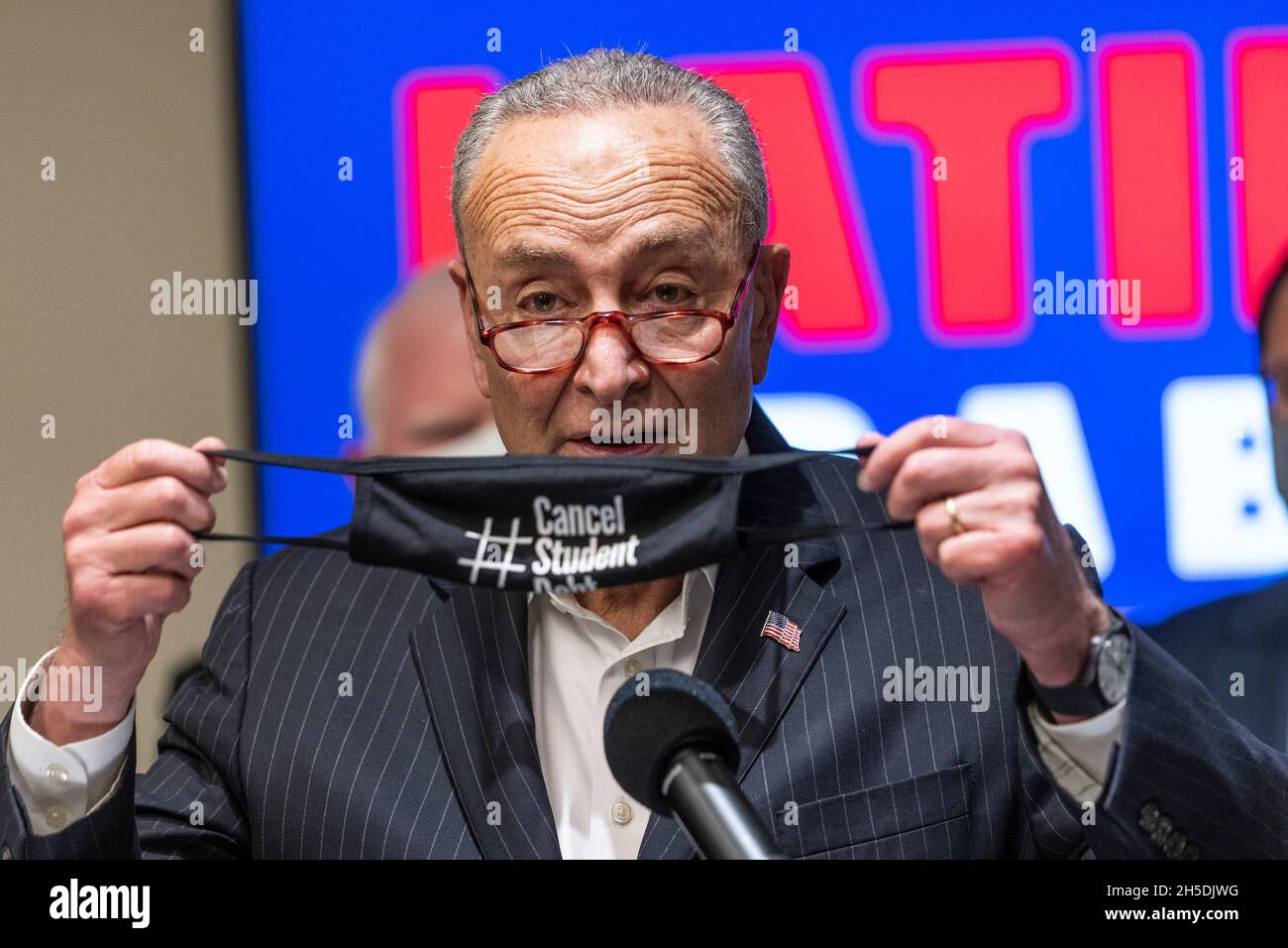 Politiciens Français à Qui On Doit Les Congés Payés Le sénateur des États-Unis Charles Schumer parle lors d'une conférence de  presse en faveur de la loi Build Back Better au siège de la Fédération  hispanique.Il a été rejoint par le représentant