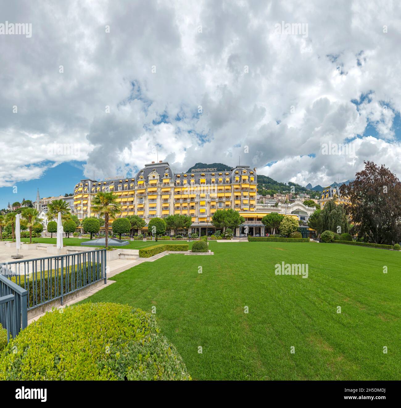 Le jardin de l'Hôtel Fairmont le Montreux Palace *** Légende locale *** Montreux, Suisse, ville, village, champ,prairie, été, montagnes, collines, Banque D'Images