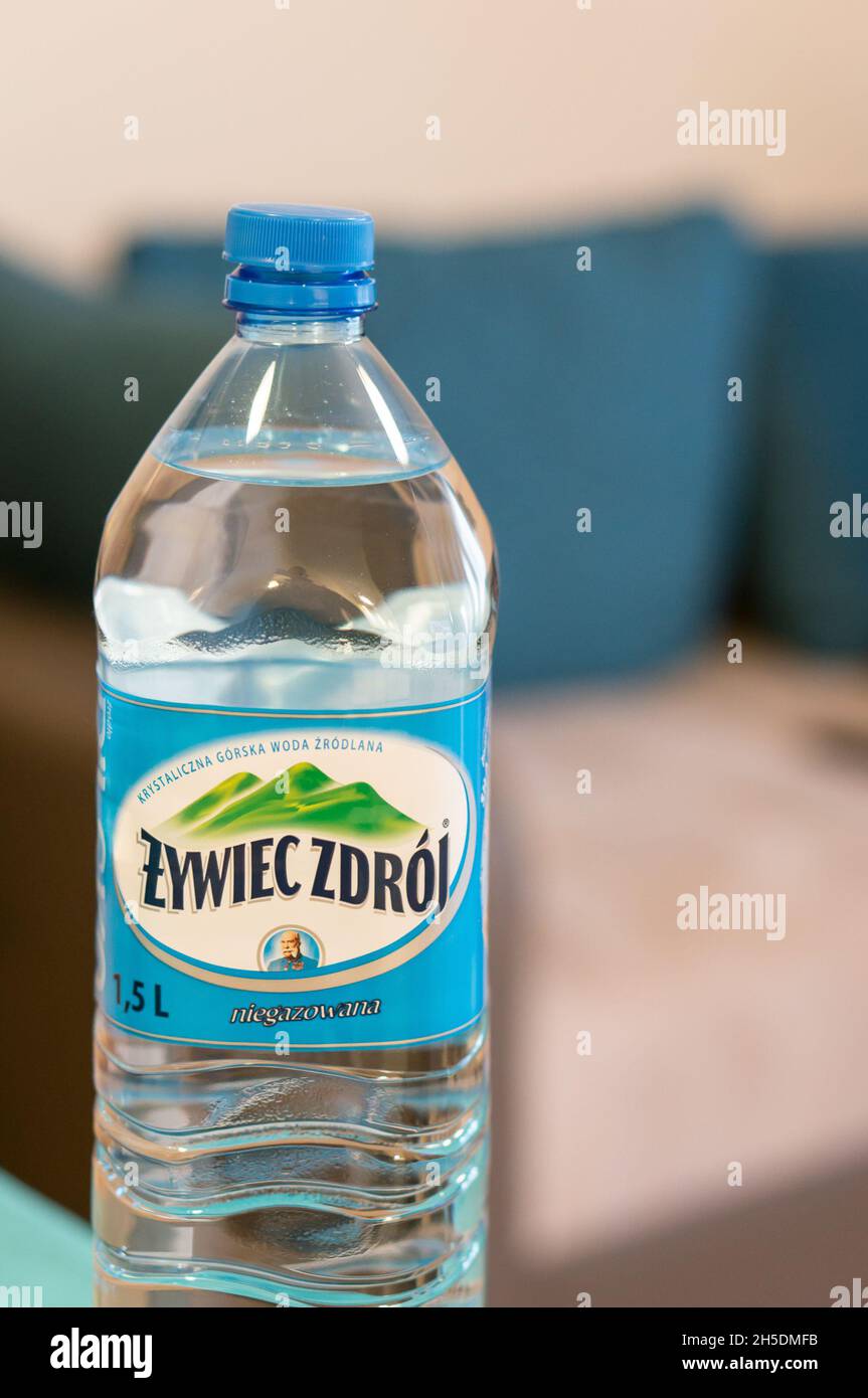 POZNAN, POLOGNE - 07 février 2015 : un cliché vertical d'une bouteille d'eau Zywiec Zdroj polonaise dans une bouteille en plastique. Banque D'Images
