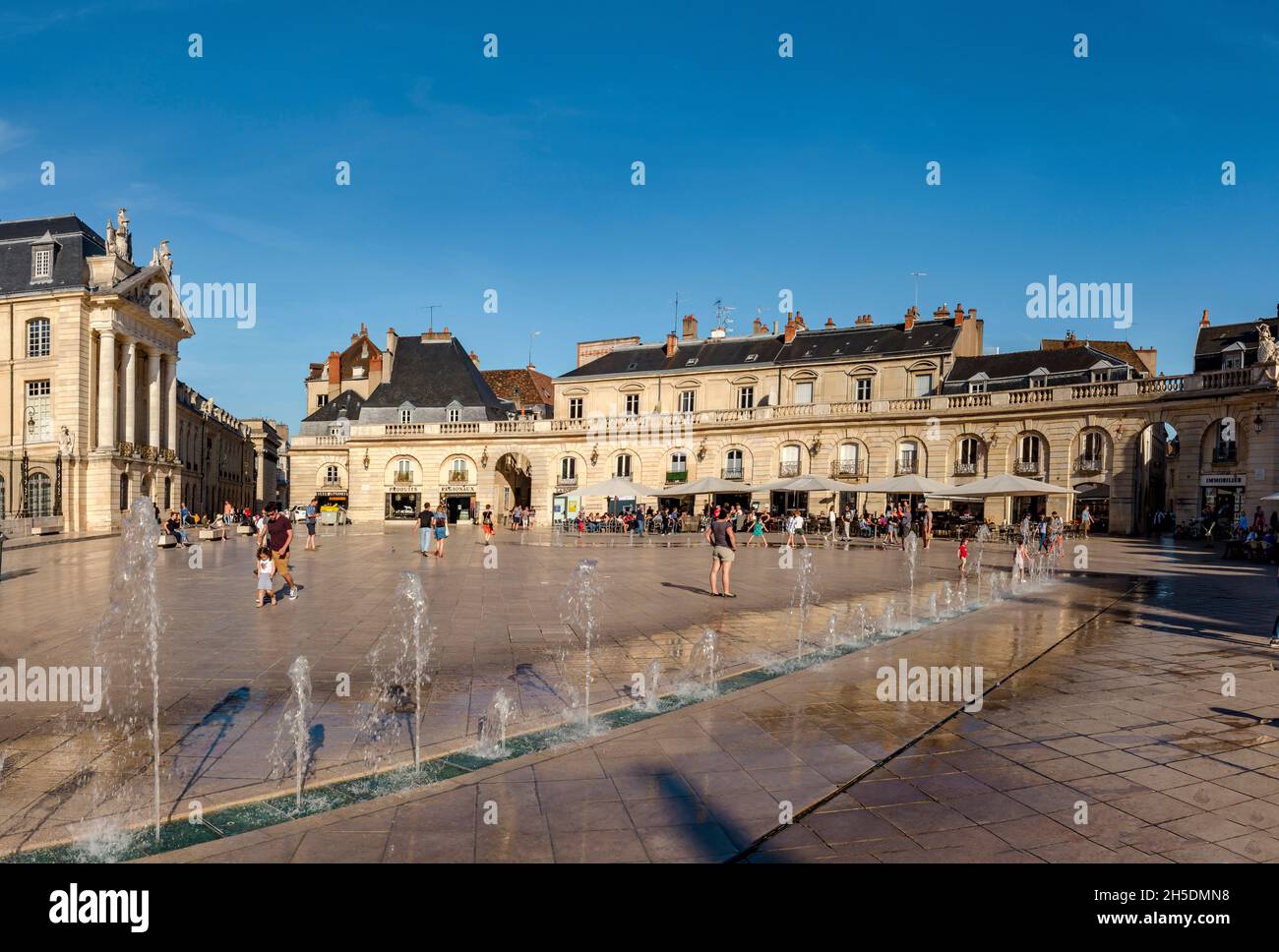 Place du Théatre *** Légende locale *** Dijon, France, ville, village, été,personnes, fontaine, Banque D'Images