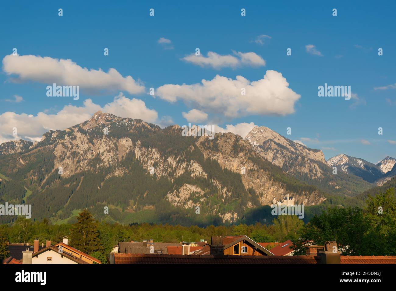 26 Mai 2019 Fussen, Allemagne - Château de Neuschwanstein au milieu des montagnes alpines vertes de printemps. Banque D'Images