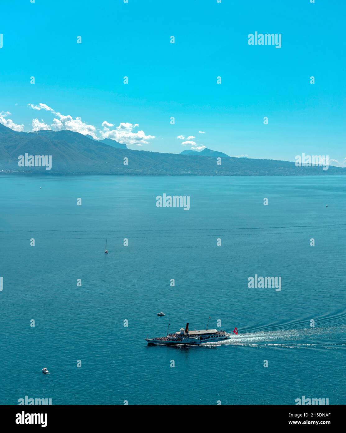 Bateau aller-retour sur le lac Léman *** Légende locale *** Chexbres, Canton de Vaud, Suisse, paysage, eau,été, montagnes, lac, navires, bateau, Banque D'Images