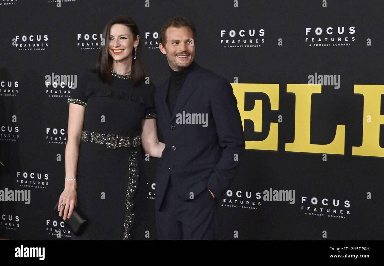 Los Angeles, États-Unis.09ème novembre 2021.Les acteurs Caitriona Balfe (L) et Jamie Dornan assistent à la première du film dramatique 'Belfast' au Academy Museum of Motion Pictures à Los Angeles le lundi 8 novembre 2021.Scénario : un jeune garçon et sa famille de classe ouvrière vivent la tumultueuse fin des années 1960.C'est une histoire vraie de l'enfance de Kenneth Branagh.Photo de Jim Ruymen/UPI crédit: UPI/Alay Live News Banque D'Images