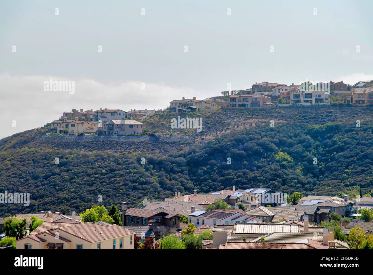Vue sur les résidences à flanc de colline du parc Double Peak à San Marcos, Californie Banque D'Images