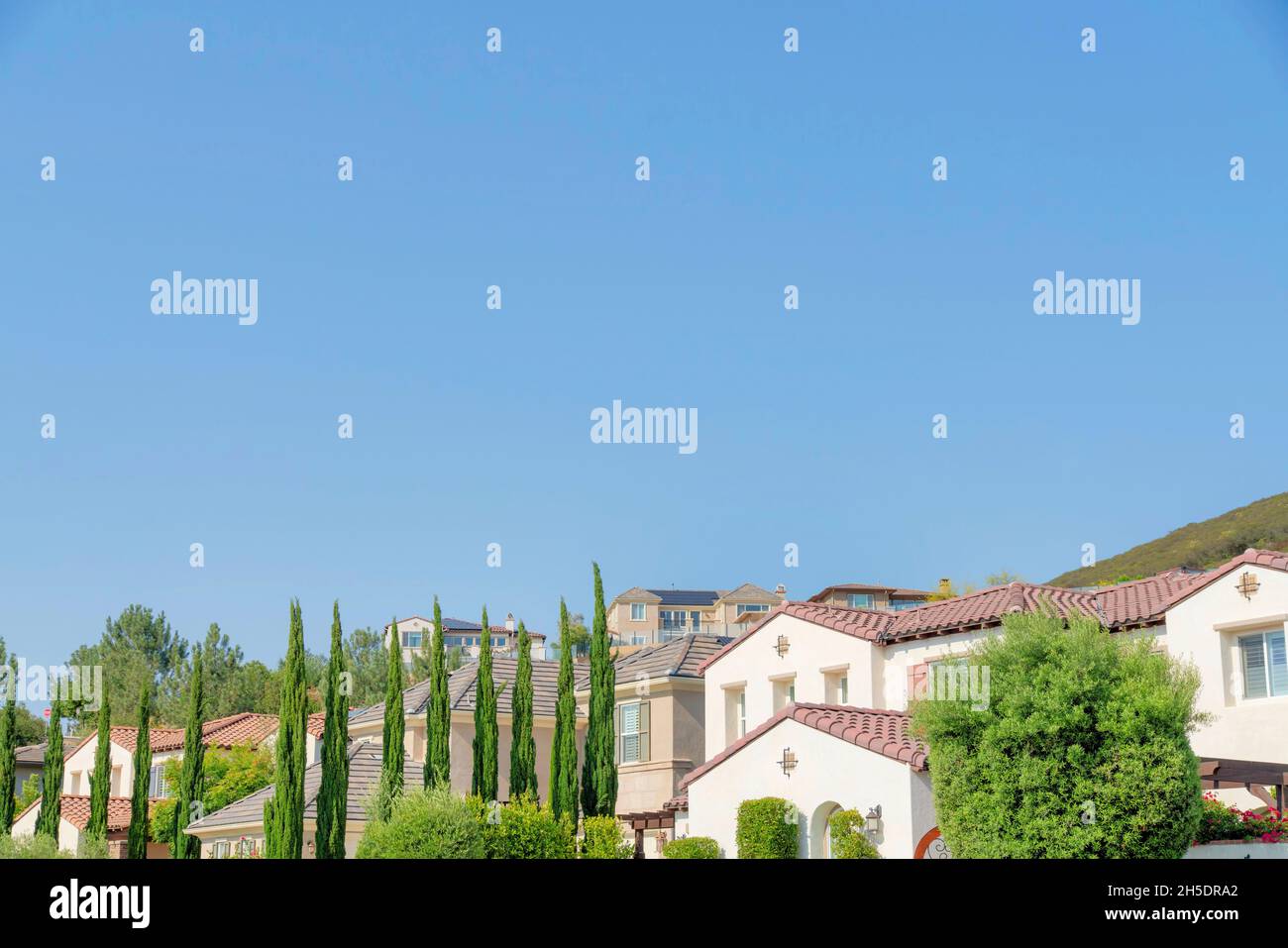 Maisons de style méditerranéen à flanc de colline au Double Peak Park à San Marcos, Californie Banque D'Images
