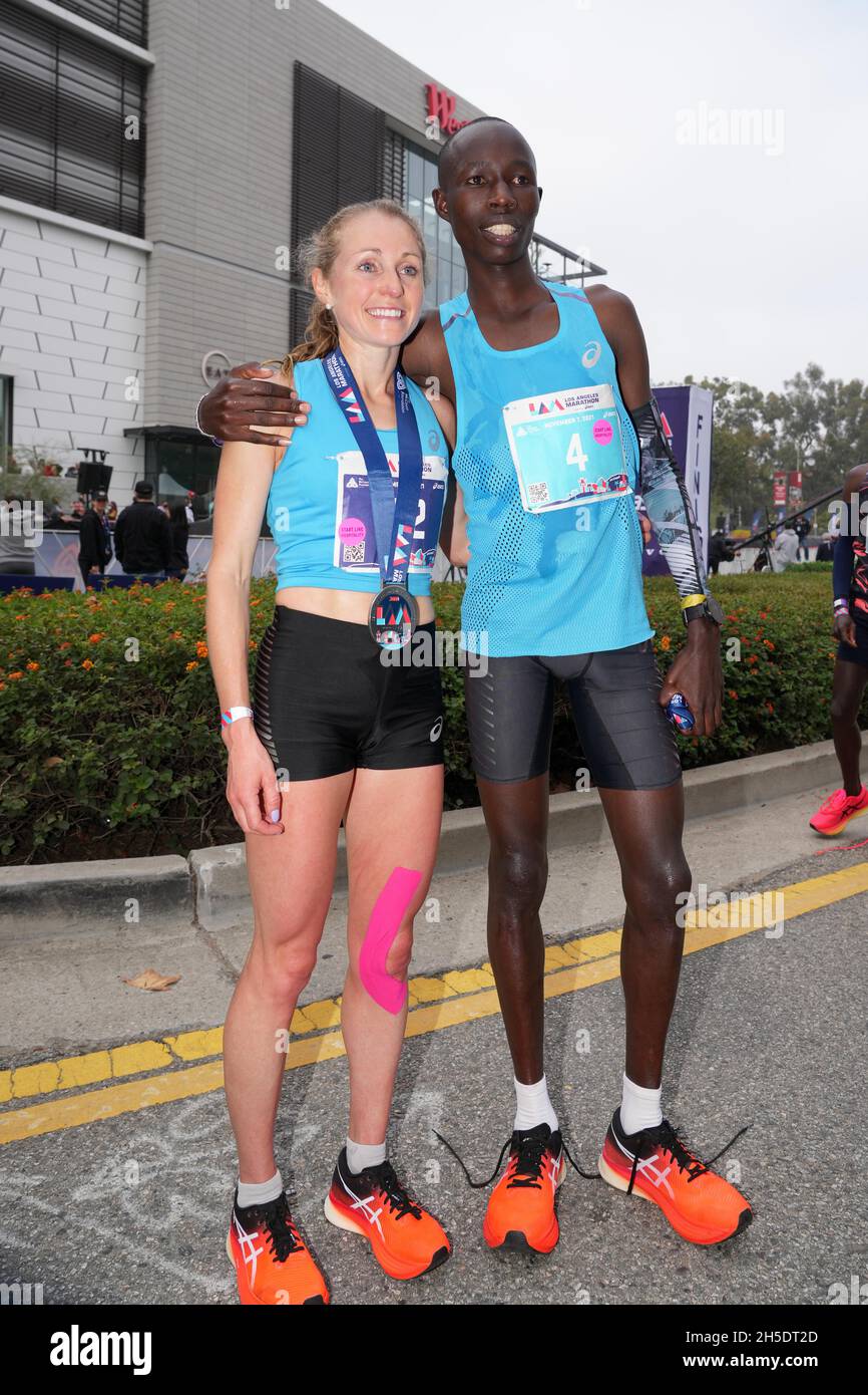 Natasha Cockram (GBR), à gauche, et John Korir (KEN) posent après avoir remporté la course féminine et masculine au 36e Marathon de Los Angeles, dimanche 7 novembre 2021 Banque D'Images
