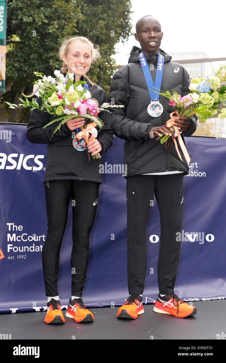 Natasha Cockram (GBR), à gauche, et John Korir (KEN) posent après avoir remporté la course féminine et masculine au 36e Marathon de Los Angeles, dimanche 7 novembre 2021 Banque D'Images