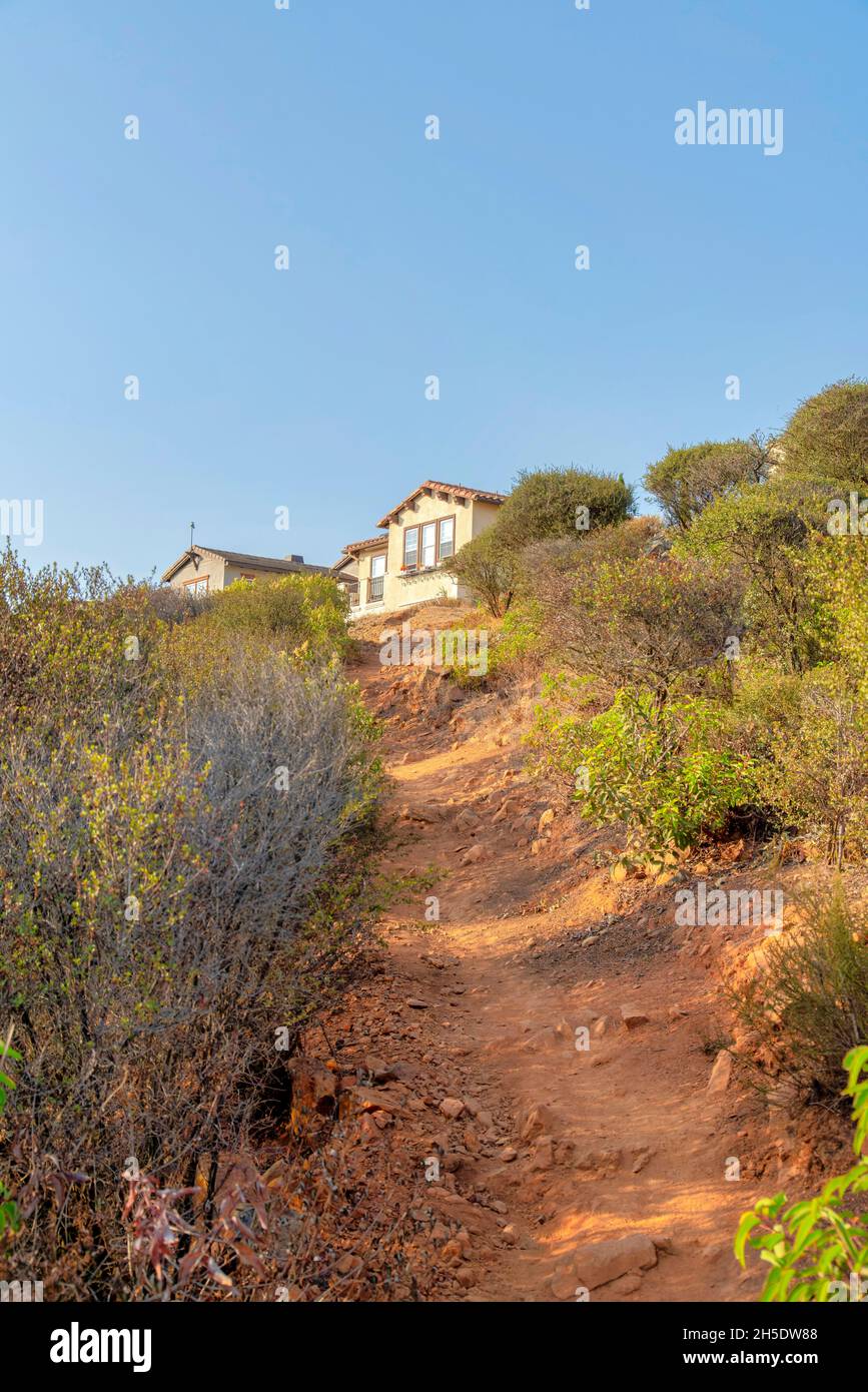Sentier de terre montant au milieu des arbustes au parc Double Peak à San Marcos, Californie Banque D'Images