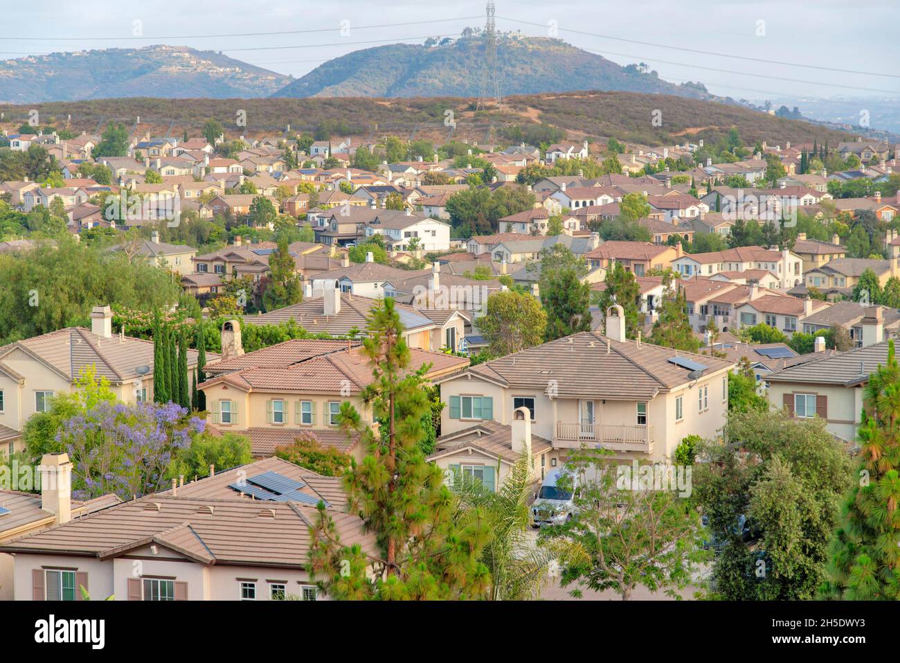 Vue en grand angle d'immenses maisons à Double Peak Park à San Marcos, Californie Banque D'Images