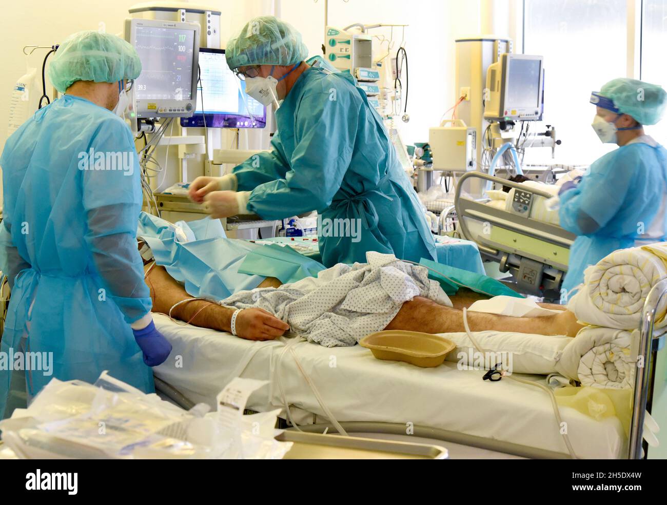 Leipzig, Allemagne.08 novembre 2021.Dans le département Covid 19, une zone de l'unité de soins intensifs opératifs de l'hôpital universitaire de Leipzig, les médecins et les infirmières s'occupent des patients.Dans l'unité de soins intensifs, le nombre de patients corona ayant des cours sévères augmente depuis des jours, y compris de plus en plus de patients plus jeunes entre 30 et 60 ans.Credit: Waltraud Grubitzsch/dpa-Zentralbild/dpa/Alay Live News Banque D'Images