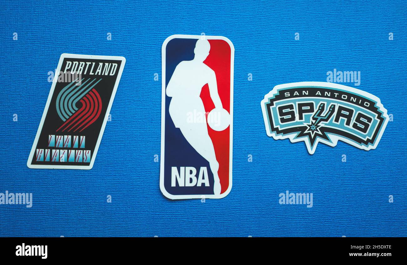 1er octobre 2021, Springfield, Etats-Unis, emblèmes des équipes de basket-ball Portland Trail Blazers et San Antonio Spurs sur fond bleu. Banque D'Images