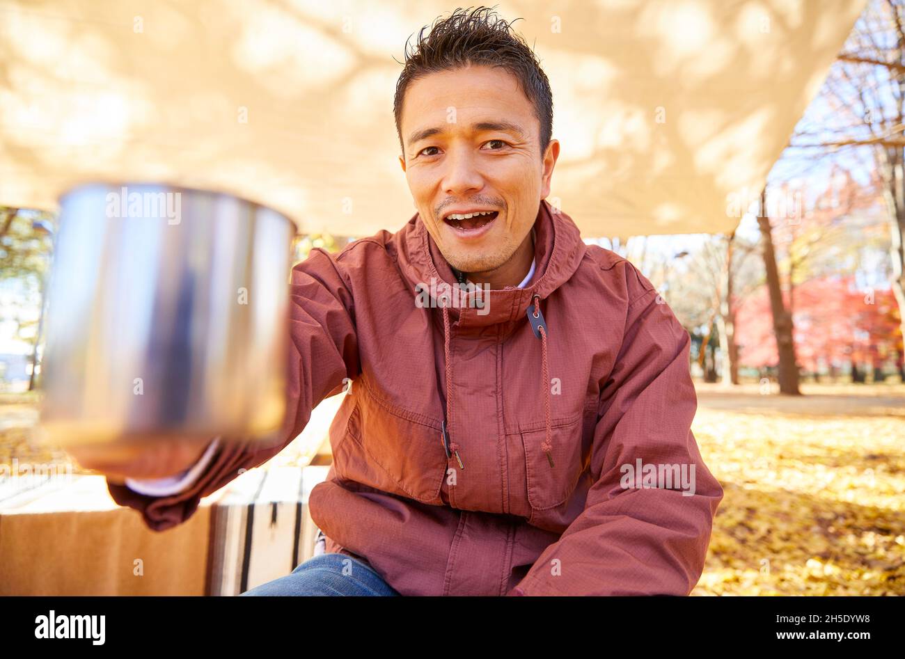 Homme japonais au camping Banque D'Images