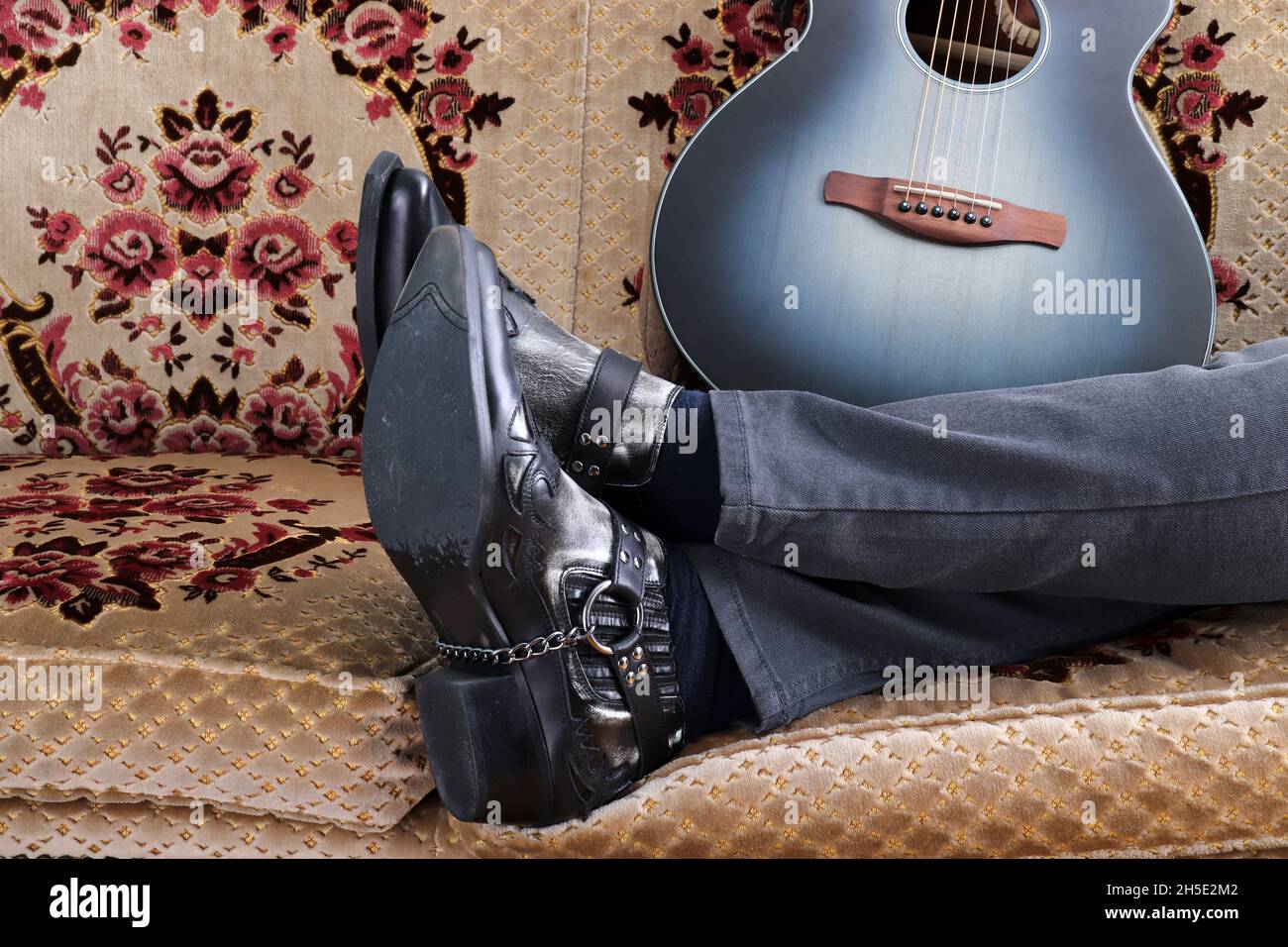 Bottes de cowboy et guitare.Il se repose. Banque D'Images