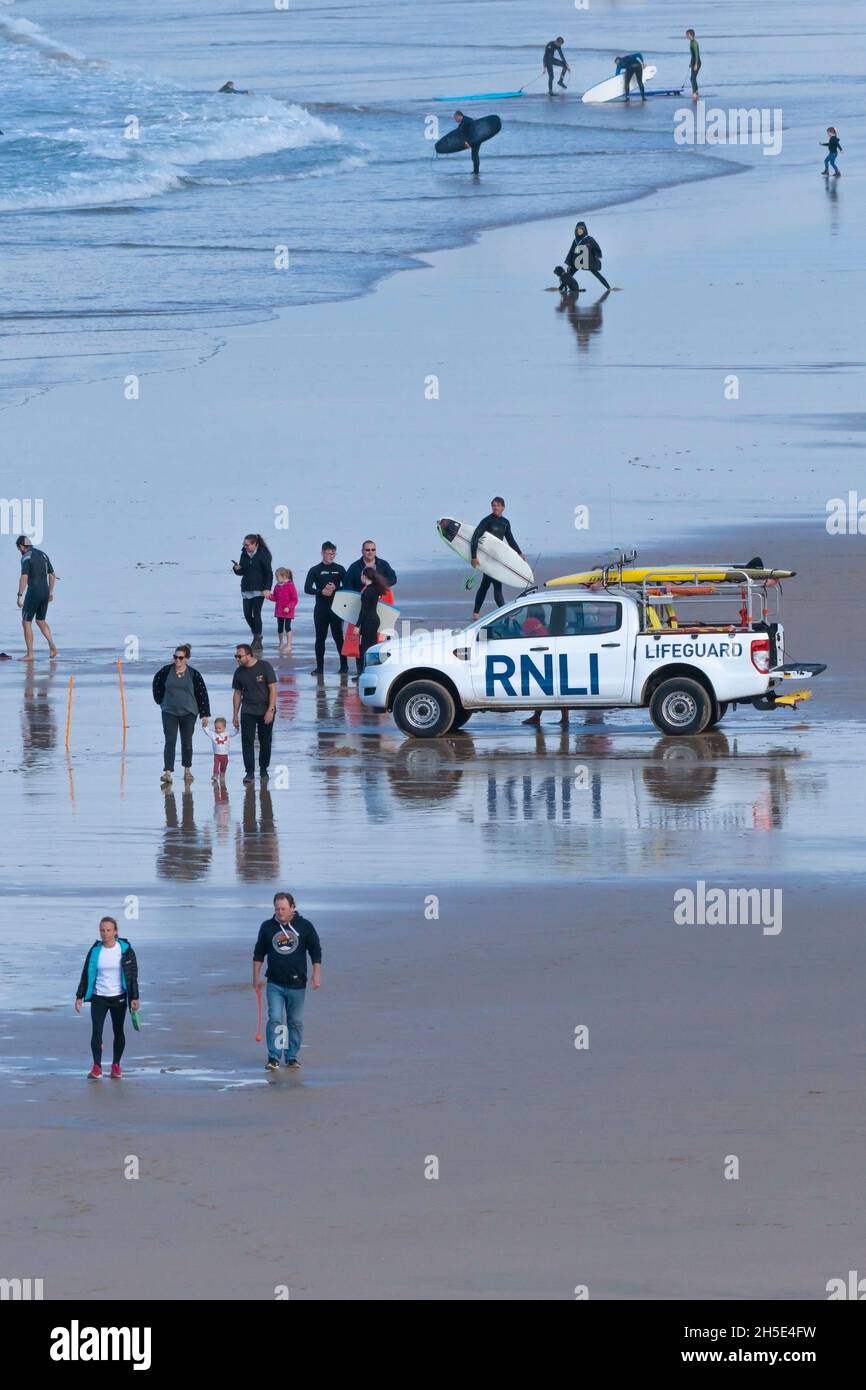 Un véhicule d'urgence RNLI et des vacanciers sur la plage de Fistral à Newquay, en Cornouailles. Banque D'Images