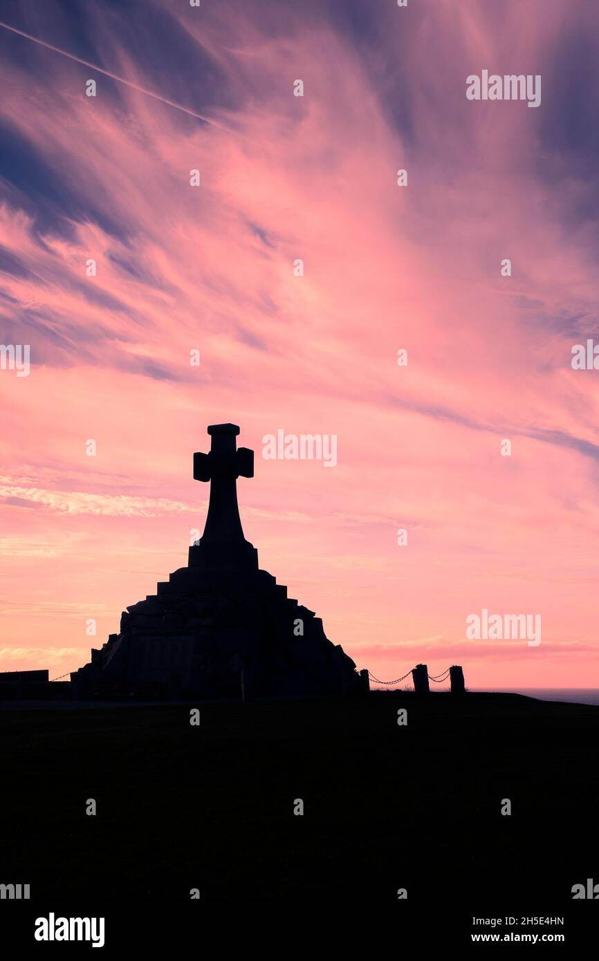 L'imposant mémorial de la guerre de Newquay a été célébré contre un coucher de soleil spectaculaire dans les Cornouailles. Banque D'Images