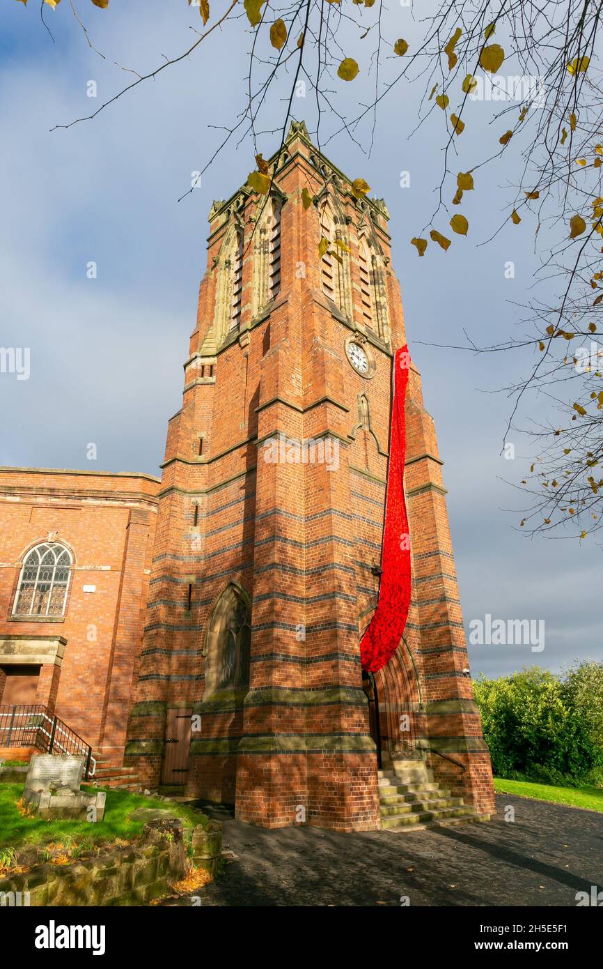 Cradley, West Midlands, Royaume-Uni.9 novembre 2021.Une cascade de coquelicots tricotés de 75 mètres orne la tour de l'église paroissiale Saint-Pierre à Cradley, dans les Midlands de l'Ouest, avant le dimanche du souvenir.Des milliers de coquelicots tricotés à la main ont été créés par les habitants de la région ainsi que par des contributeurs à l'étranger, et ont été l'enfant de Doreen Clifton, un résident de la région.Crédit : Peter Lophan/Alay Live News Banque D'Images