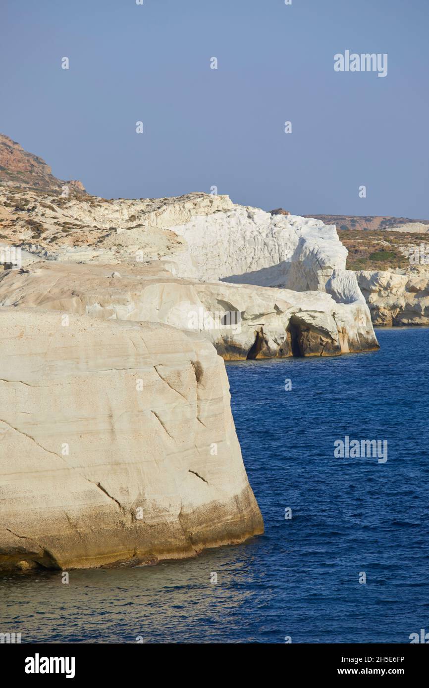 Les falaises blanches de la plage de Sarakiniko, Milos, Grèce Banque D'Images