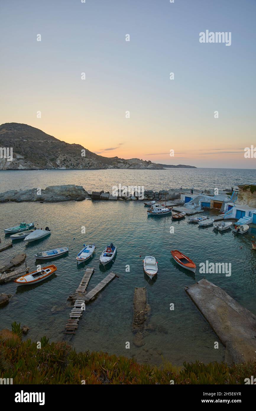 Le pittoresque village de pêcheurs de Mandrakia au coucher du soleil, Milos, Grèce Banque D'Images