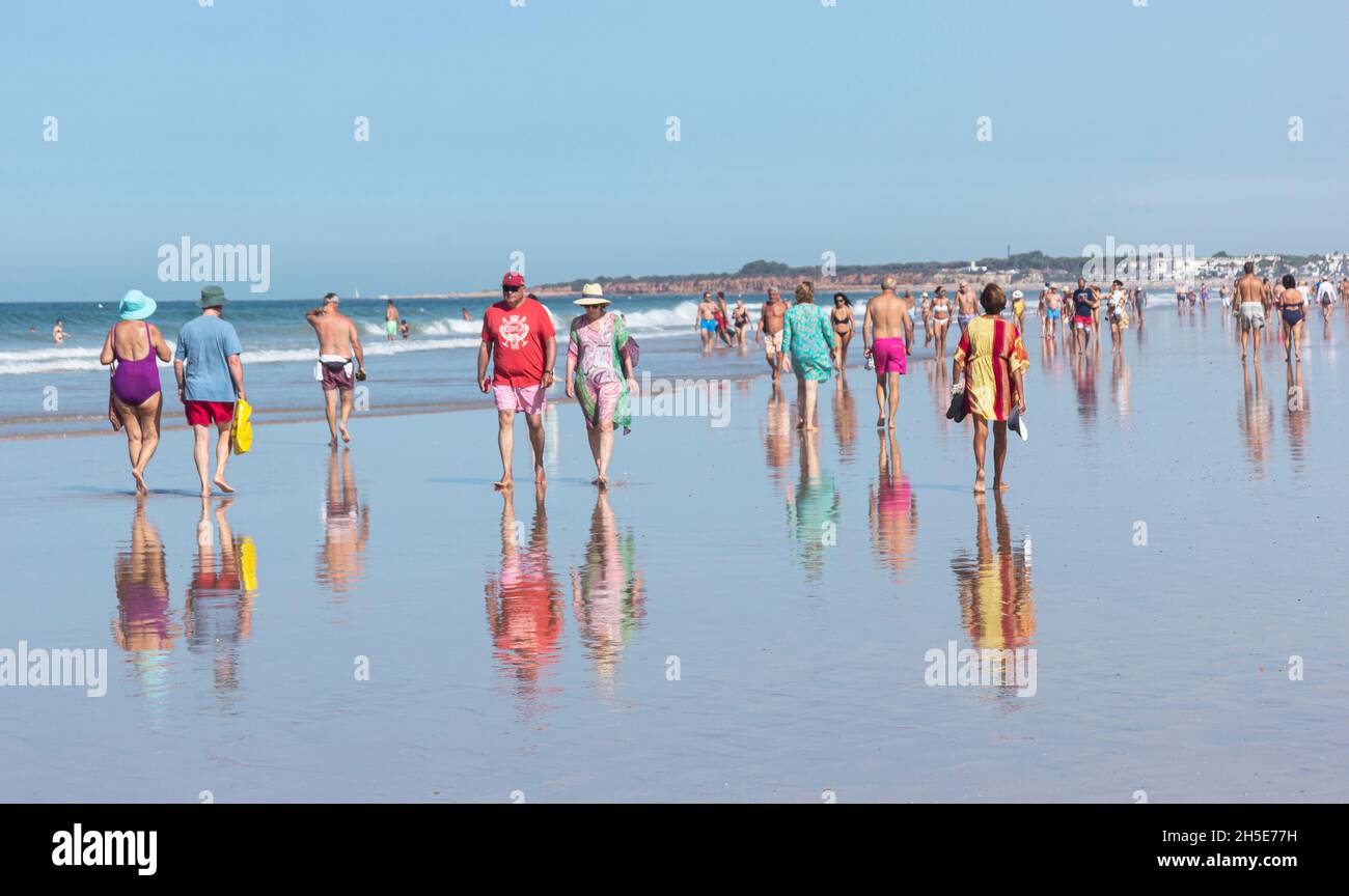 Marcheurs matinaux sur la plage de la Barrosa, Sancti Petri, Chiclana de la Frontera, Cadix, Andalousie, Espagne. Banque D'Images