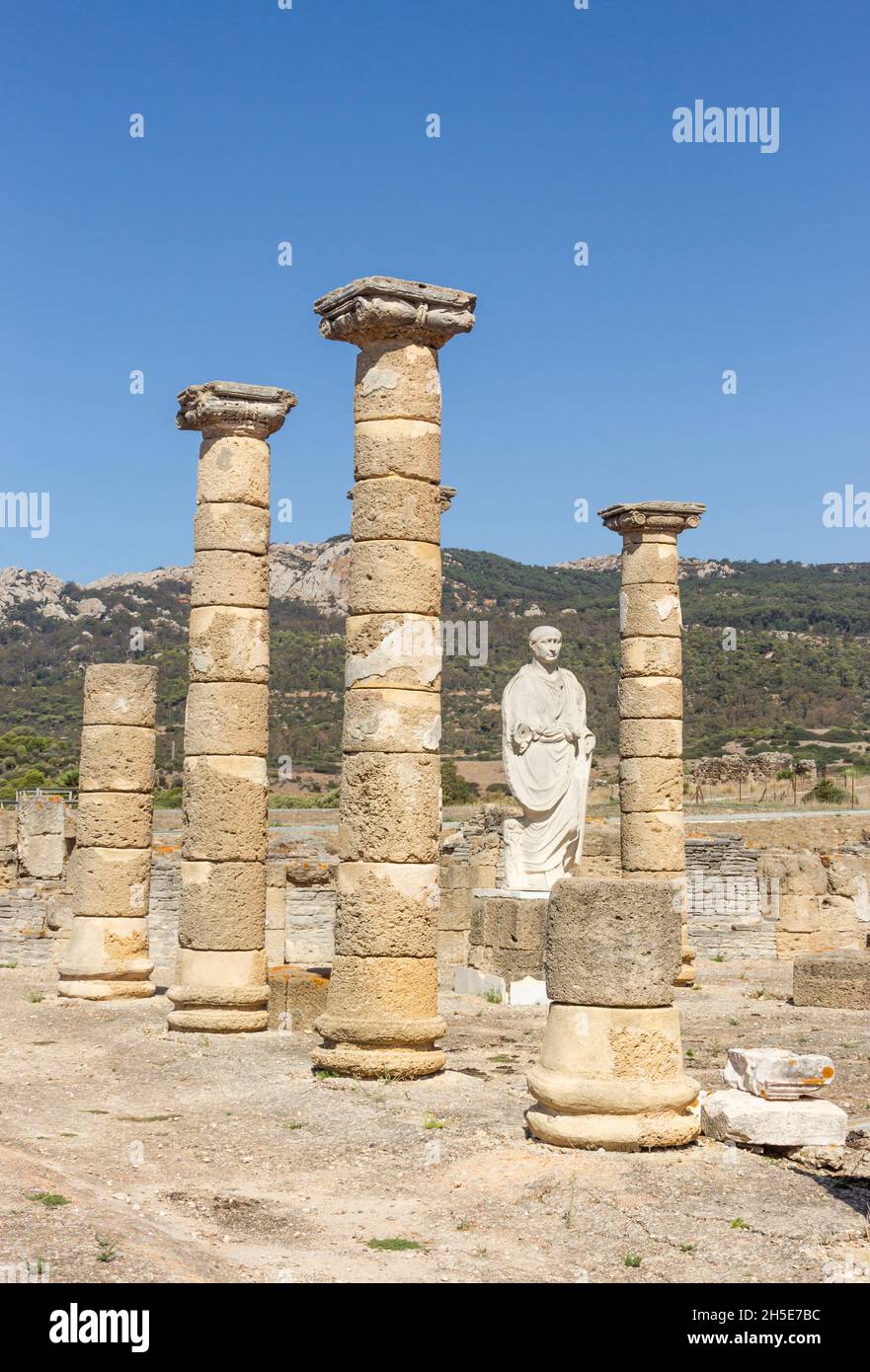 Statue de l'empereur Trajan dans la Basilique à côté du Forum aux ruines de la ville romaine de Baelo Claudia, Tarifa, Bolonia, Andalousie, SP sud Banque D'Images