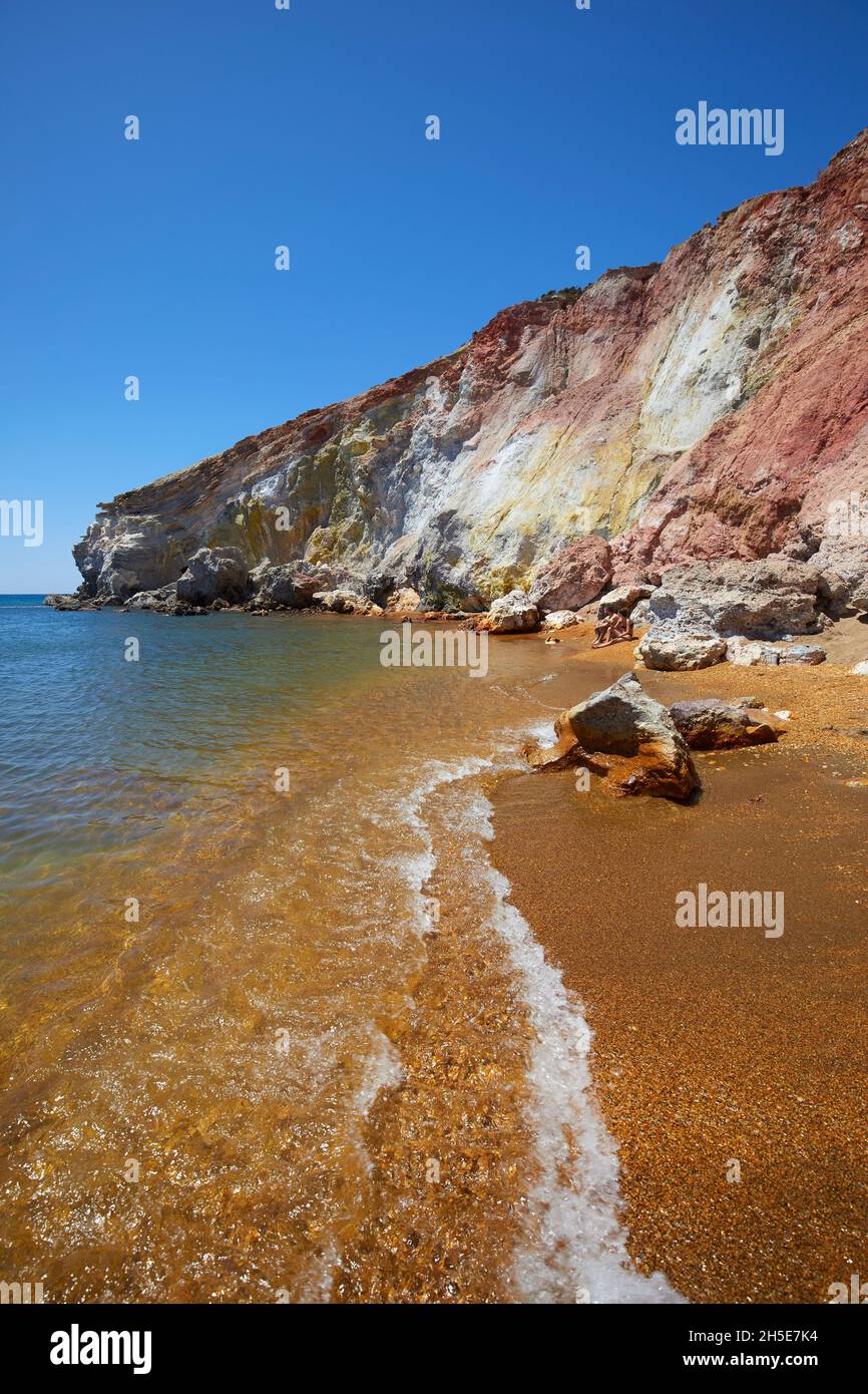 Vue sur la plage dorée de Paliochori, Milos, Grèce Banque D'Images